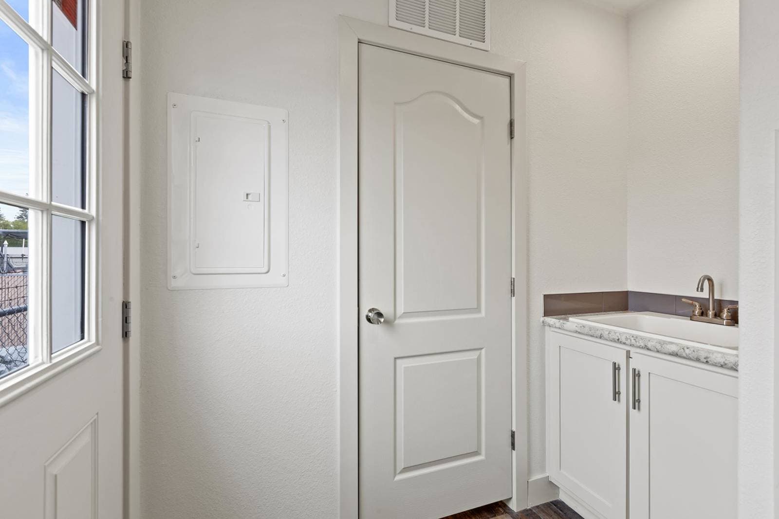 Dreamworks dw4724b interior home features